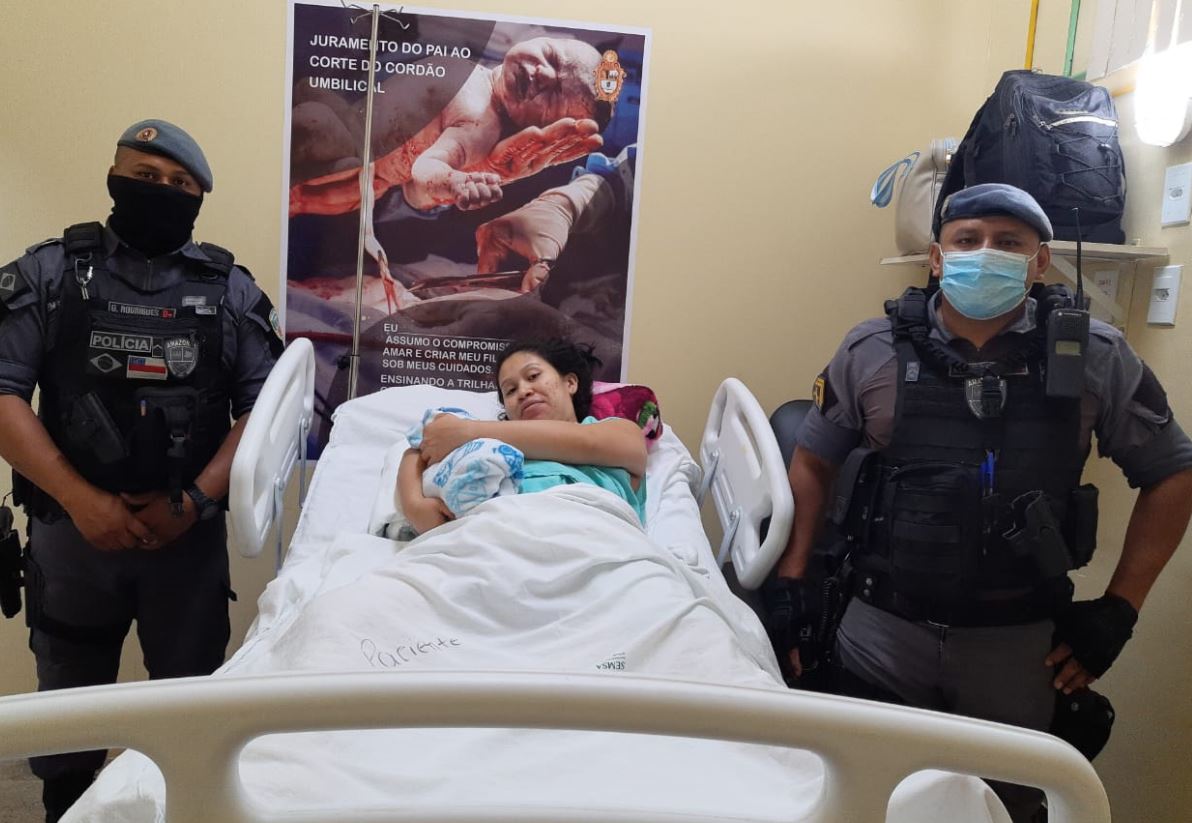 Mulher dá à luz dentro de carro ‘no prego’ em Manaus