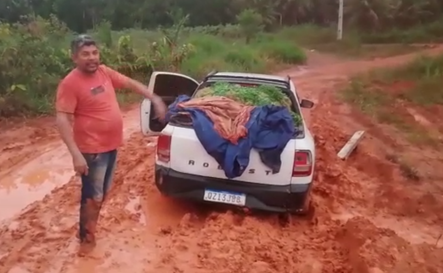 homem com carro atolado no ramal