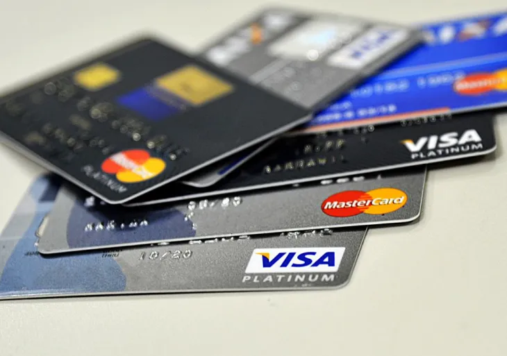 cataoes credito na mesa simbolizando dívidas no serasa
