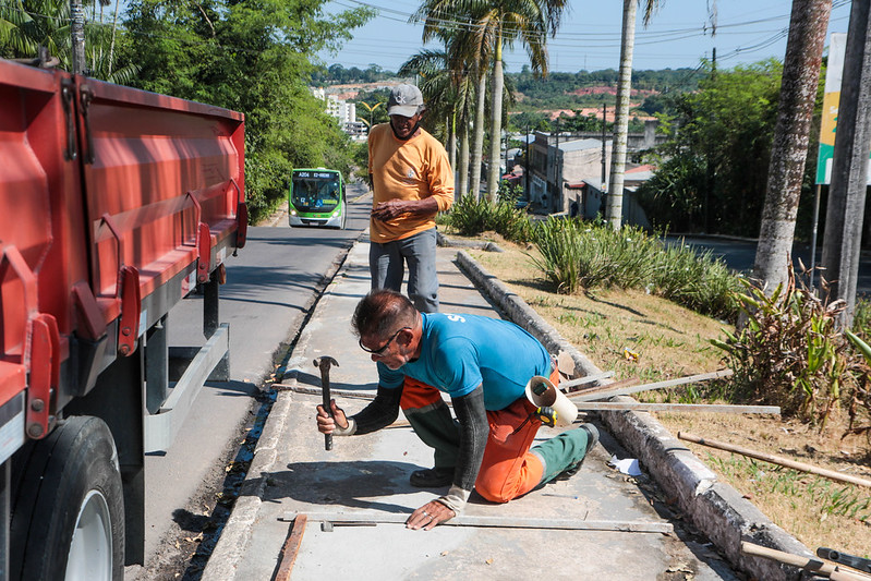 Prefeitura realiza obras de revitalização no canteiro central do conjunto Belvedere