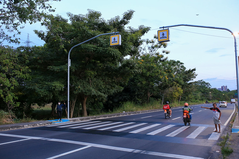Prefeitura implanta iluminador de faixa de pedestre na zona Centro-Sul de Manaus