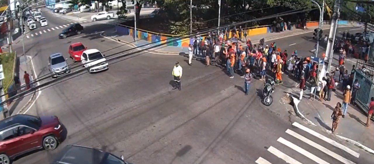 Avenida Brasil é bloqueada por manifestantes em Manaus