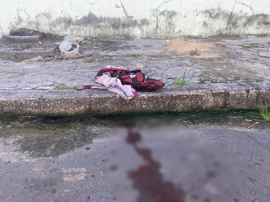 Vídeo: Homem é encontrado morto em calçada no bairro São Lázaro