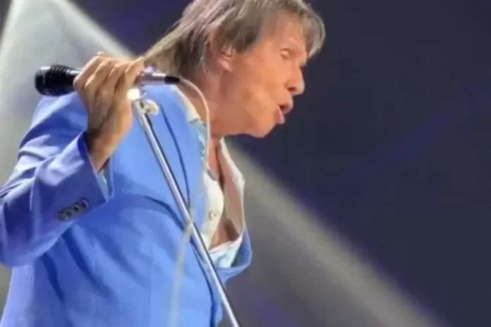 Vídeo: Roberto Carlos se irrita em show e manda fã calar a boca