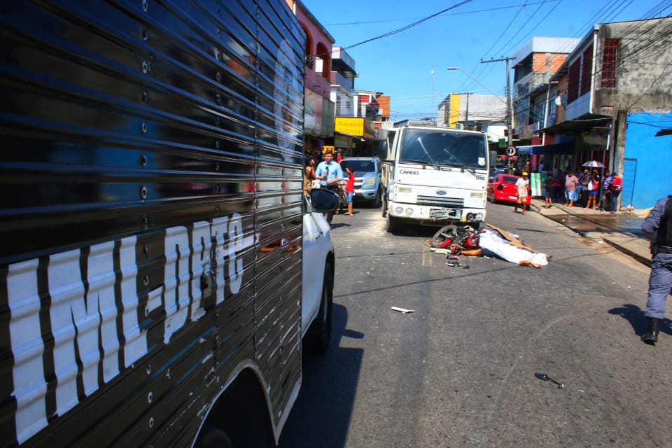 Motociclista morre ao bater de frente com caçamba em Manaus