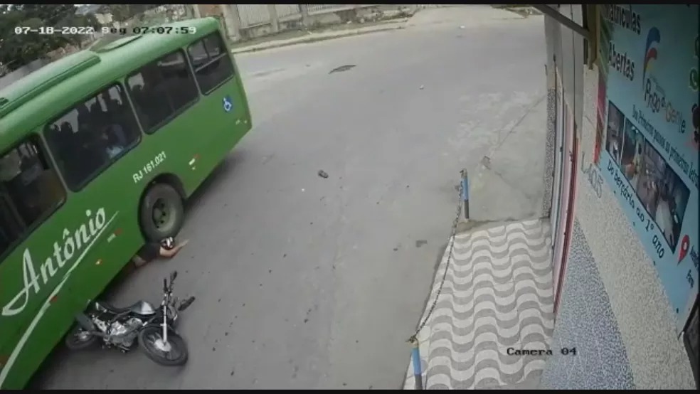 Vídeo: Motociclista cai de cabeça em roda de ônibus e sobrevive