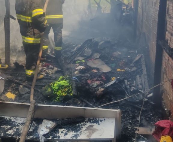 Vídeo: incêndio atinge casa e população tenta conter fogo no interior do AM