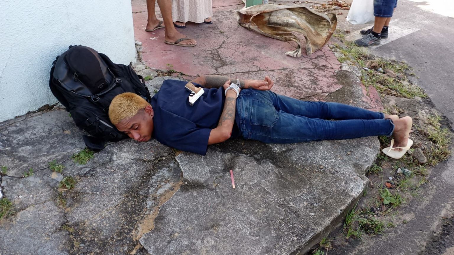 Vídeo: suspeito de tentar assaltar homem com arma falsa e é rendido