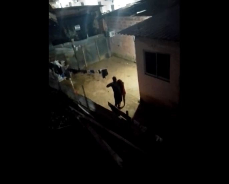 Vídeo; Homem faz esposa de refém com faca no pescoço