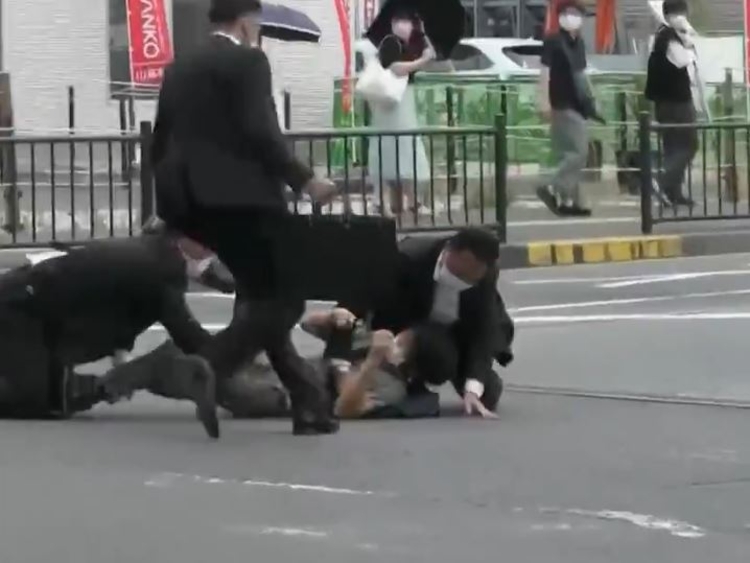 Vídeo; veja momento que Shinzo Abe é baleado durante campanha no Japão