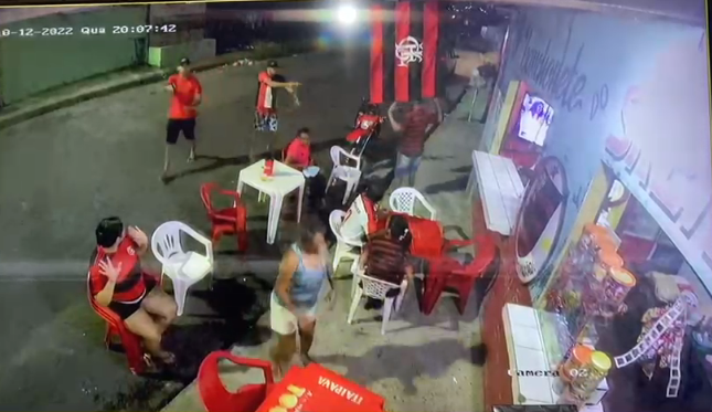 Vídeo: dupla assalta torcedores que assistiam jogo de futebol