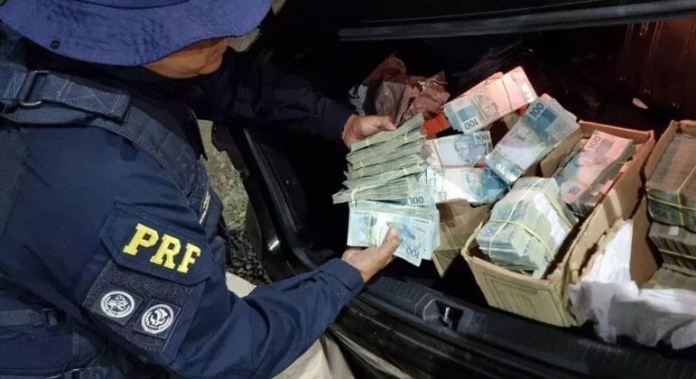 Homem é preso com R$ 2,5 milhões em espécie dentro de um carro de passeio