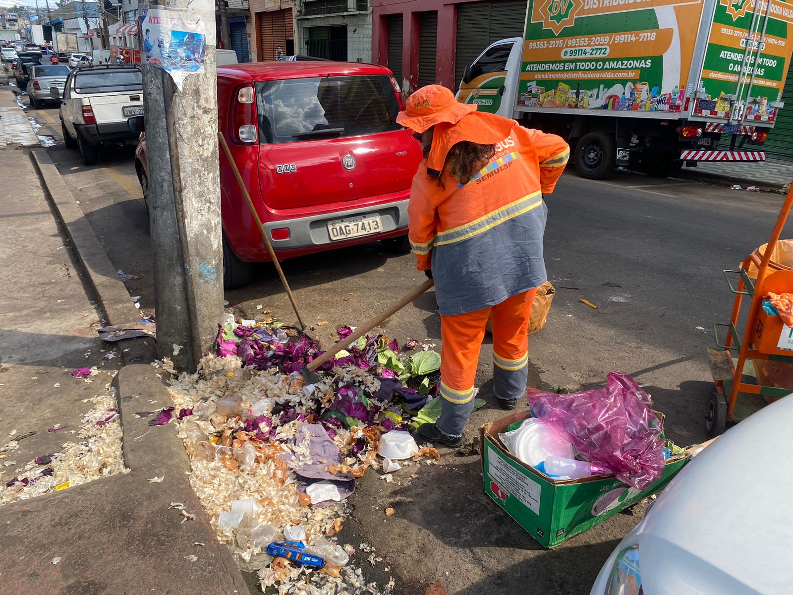 Prefeitura executa serviços de limpeza em vias da cidade